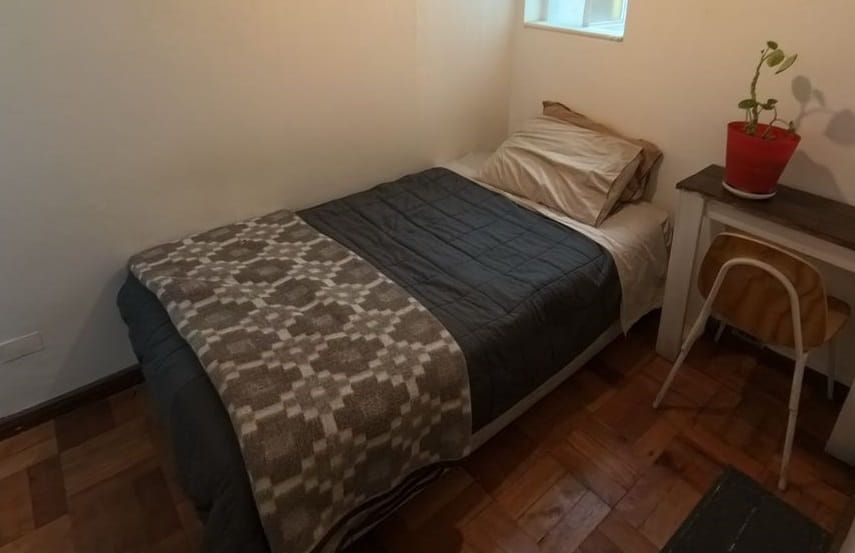 pieza en arriendo con baño privado y servicio de aseo en santiago