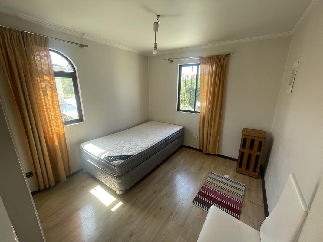 pieza en arriendo con baño privado en la reina santiago