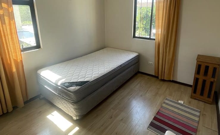 pieza en arriendo con baño privado en la reina santiago