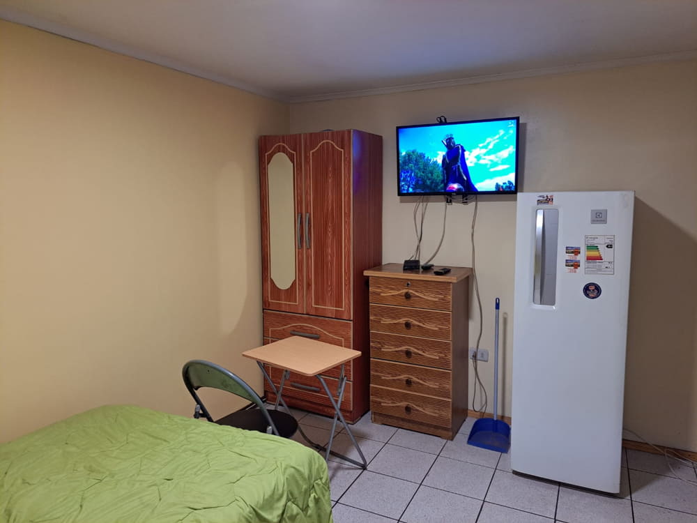 pieza en arriendo con baño privado y acceso independiente en santiago estacion central